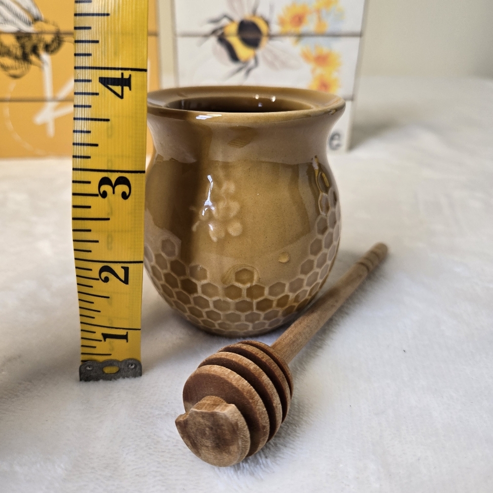 Yellow bee gnome and decor bundle - Picture 8 of 9